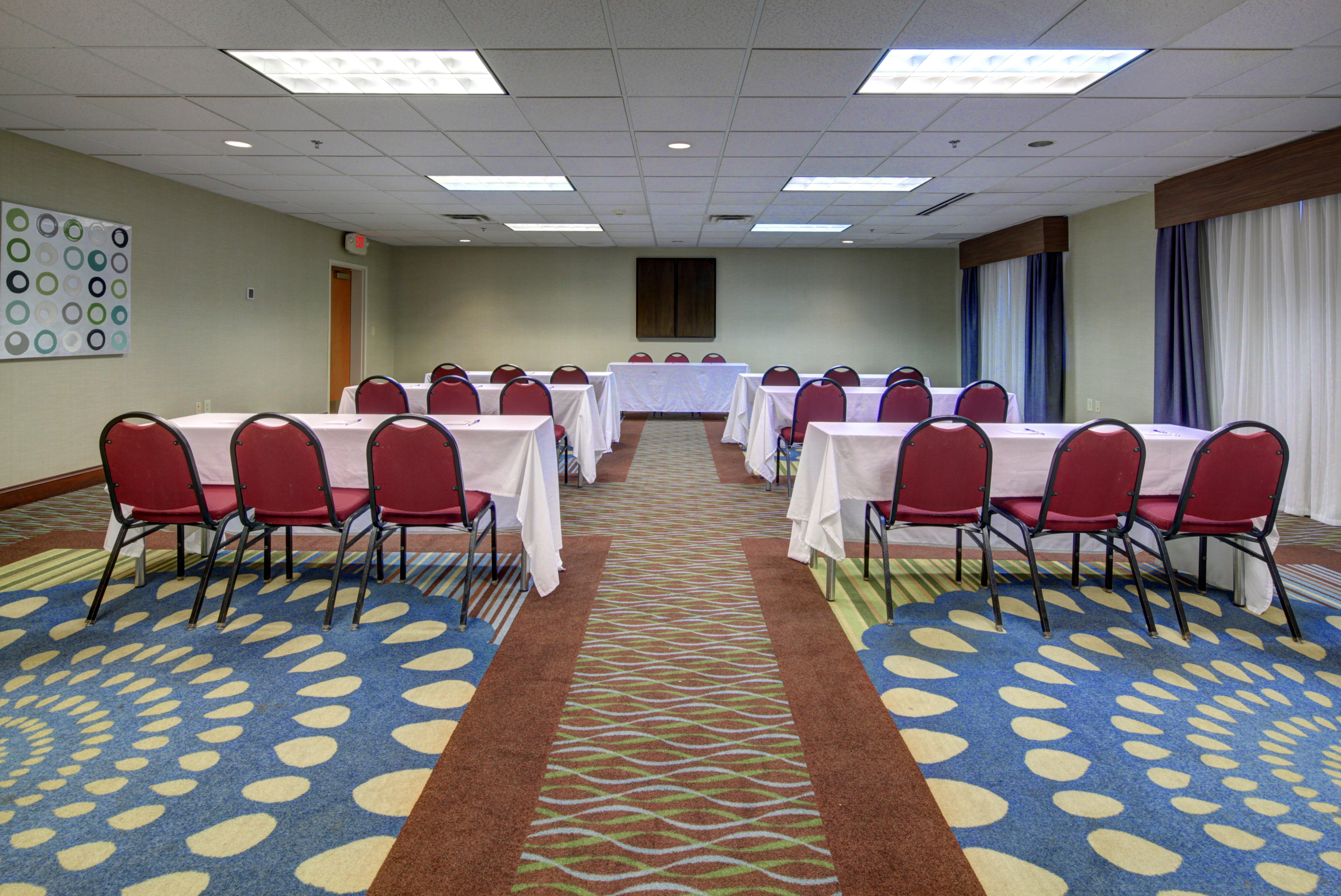 Holiday Inn Express Hotel & Suites Emporia By Ihg Exterior foto